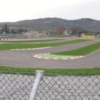 Karting steza v Kopru sameva že več kot eno leto. V športnem društvu, ki z njo upravlja, upajo, da jo  bodo konec meseca vendarle odprli.  