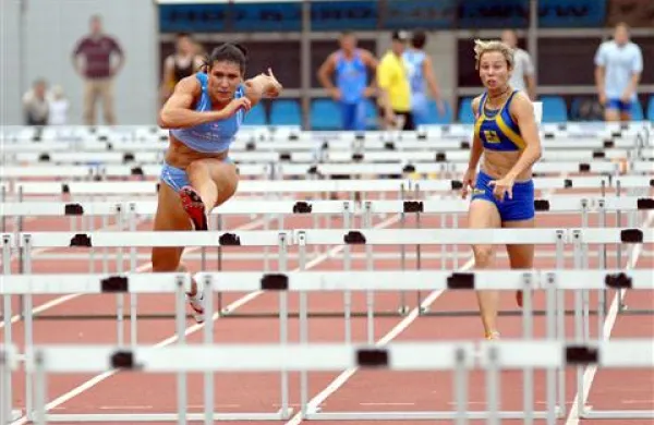 Radmila Vukmirović ( levo) je  z izidom 13,16 druga najhitrejša Slovenka v teku na sto metrov z ovirami vseh časov - za srebrno olimpijko iz Atlante  Brigito Bukovec 