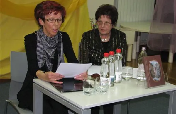     Ana Balantič (desno) in Milena Brelih  na predstavitvi knjige Moja poletja
