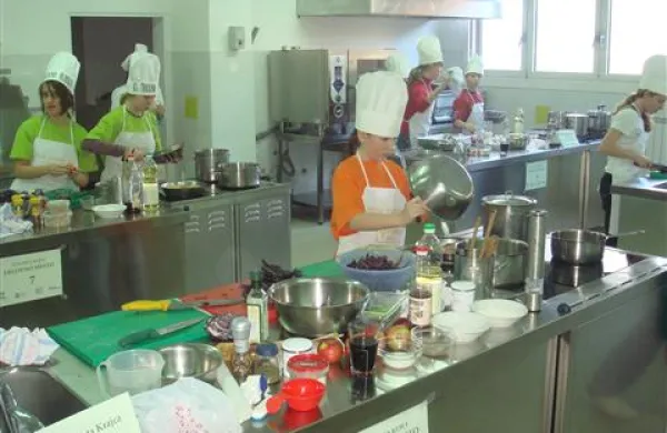Mladi kuharji so imeli priložnost kuhati v veliki kuhinji