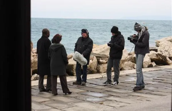 Peter Bossman in njegova soproga Karmen z ekipo mladih filmarjev 