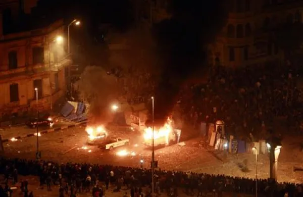 V spopadih med protivladnimi protestniki in podporniki egiptovskega predsednika je od srede umrlo že šest ljudi, tisoč je ranjenih. 