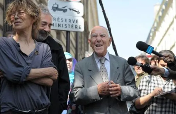 Stéphane Hessel med uličnimi protesti zoper neznosno francosko imigrantsko politiko.  Ob njem igralka Jane Birkin in pisatelj Dan Franck.