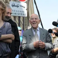 Stéphane Hessel med uličnimi protesti zoper neznosno francosko imigrantsko politiko.  Ob njem igralka Jane Birkin in pisatelj Dan Franck.