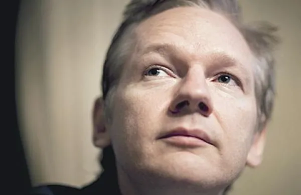 Assange naj bi imel spolni odnos s spečo žensko