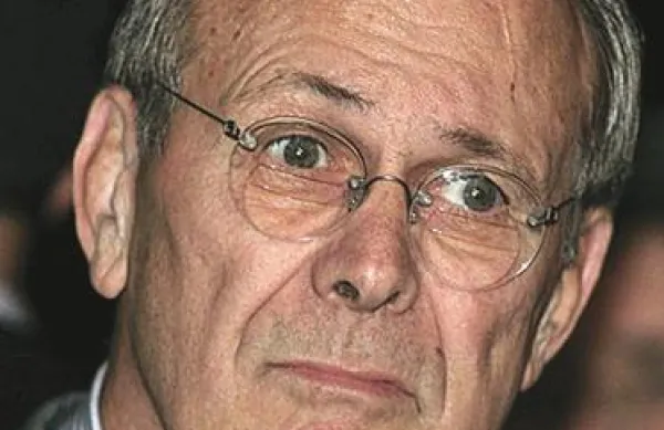 Po mnenju Ameriške zveze za državljanske svoboščine nekdanji član administracije ameriškega predsednika Georgea Busha Donald Rumsfeld v svoji avtobiografiji, ki bo izšla prihodnji teden, poskuša spreminjati zgodovino. 