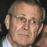 Po mnenju Ameriške zveze za državljanske svoboščine nekdanji član administracije ameriškega predsednika Georgea Busha Donald Rumsfeld v svoji avtobiografiji, ki bo izšla prihodnji teden, poskuša spreminjati zgodovino. 