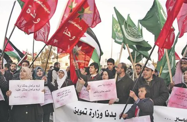 V Jordaniji so protestniki z mirnimi demonstracijami dosegli, da je kralj Abdulah II. čez noč zamenjal skorumpirano vlado