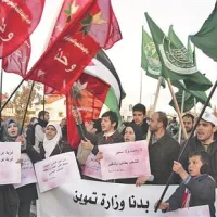 V Jordaniji so protestniki z mirnimi demonstracijami dosegli, da je kralj Abdulah II. čez noč zamenjal skorumpirano vlado