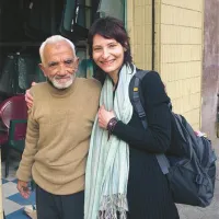 Vesna Vidrih z domačinom v Kairu. “Egipčani imajo res veliko srce. Radi imajo svojo državo, zato ne bodo odnehali, dokler Mubarak ne odstopi,” je prepričana Slovenka, ki se je po naključju znašla sredi demonstracij.