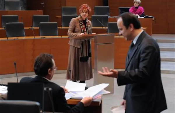Opozicija ni sprejela razlage ministrice Majde Širca, zakaj regulirati   dostop do arhivskega gradiva