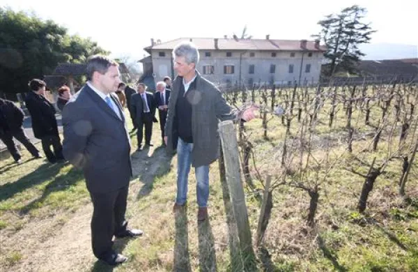 Ob nedavnem obisku na Goriškem si je minister Dejan Židan (levo) ogledal tudi vinograd ekološkega vinogradnika Valterja Mlečnika iz Bukovice 