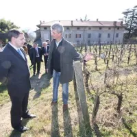 Ob nedavnem obisku na Goriškem si je minister Dejan Židan (levo) ogledal tudi vinograd ekološkega vinogradnika Valterja Mlečnika iz Bukovice 
