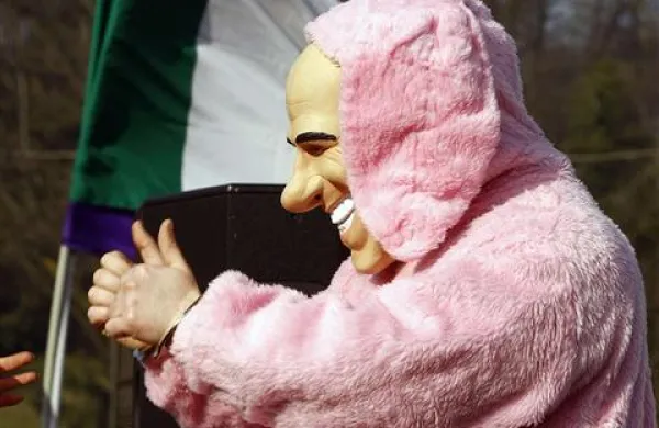 Protestnik, oblečen v “zajčka” Berlusconija