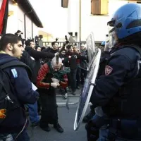 Policija je protestnikom preprečila dostop do premierove luksuzne vile.