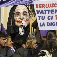 “Berlusconi, odidi!Udeleženka protesta maha s spodnjicami Ti nam kradeš dostojanstvo!”