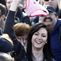 Udeleženka protesta maha s spodnjicami, simbol spolnega  škandala, v katerega se je zapletel Berlusconi.