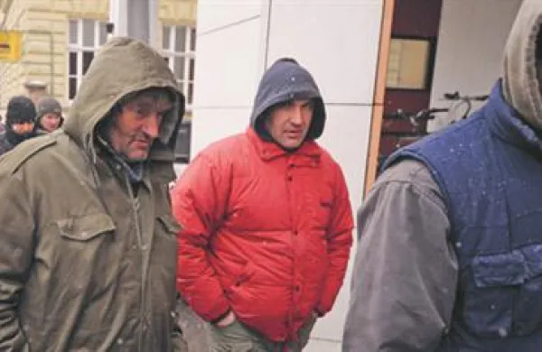 Delavci iz kočevskega podjetja so tako prišli pred ministrstvo za delo v Ljubljani. Jutri bodo protestirali delavci SCT. 
