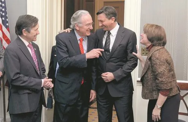 Premier Borut Pahor je v ponedeljek imel  sprejem v ameriškem kongresu, kjer sta ga pozdravila demokratska senatorja slovenskega rodu Tom Harkin iz Iowe (levo) in Amy Klobuchar iz Minnesote (desno)