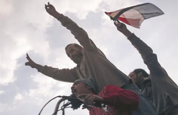 Na trgu Tahrir je po oznanitvi Mubarakovega odstopa izbruhnilo nepopisno veselje.
