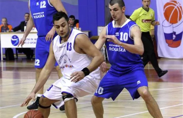 Portorožani (v belem Prole) še nimajo ekipe za sam vrh B lige in  se niso mogli enakovredno upirati vodilni Rogaški (Smajlović št. 12 in Špešič št. 10)
