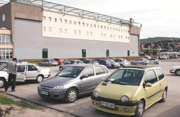 Dvorana Bonifika za zdaj ne ustreza standardom zveze FIBA Europe, v katerih je zapisano, da mora gostitelj v prvem delu prvenstva zagotoviti objekt s 5000 sedeži.