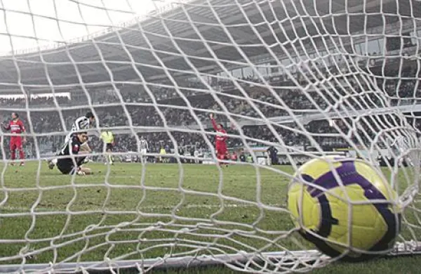Za nogometno evropsko prvenstvo 2012 bo na voljo 1,4 milijona vstopnic, ampak četrtina vstopnic je že rezerviranih za športne funkcionarje, sponzorje in druge goste.