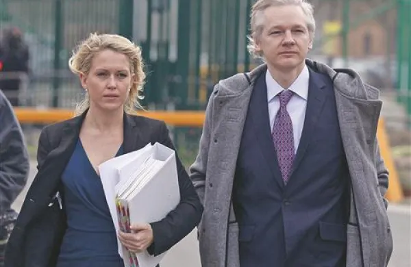 Julian Assange z odvetnico pred londonskim sodiščem