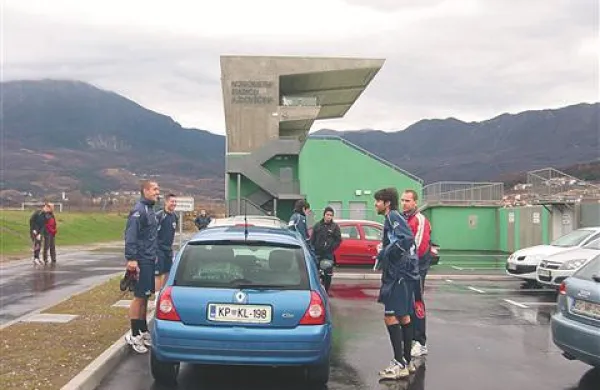 Ajdovski nogometaši (na fotografiji “koprski oddelek Luka Škrbina, Edin Šečić, Milidrag Marić in Admir Suhonjič) se sicer zbirajo na mestnem stadionu, a morajo zaradi slabih vremenskih razmer večinoma vaditi v dvorani ali na igrišču z umetno travo v ŠC Police.