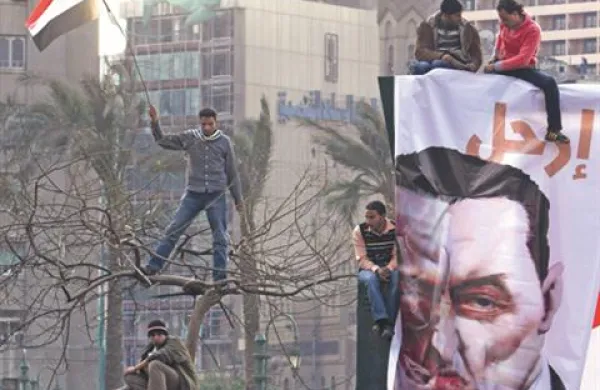 Protesti proti egiptovskemu predsedniku Hosniju Mubaraku potekajo že 16. dan. V mestu El Karga na jugu Egipta so včeraj policisti na protestnike streljali s pravimi naboji, pri čemer so ubili najmanj tri ljudi, 100 pa jih je ranjenih.   