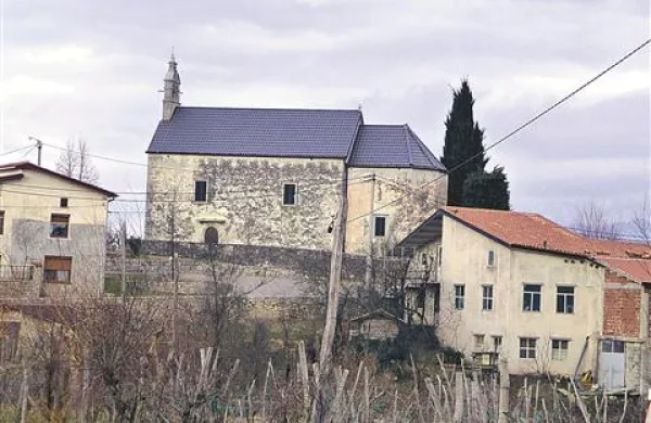 Cerkev sv. Neže v Krajni vasi je z novo streho  začela novo življenje