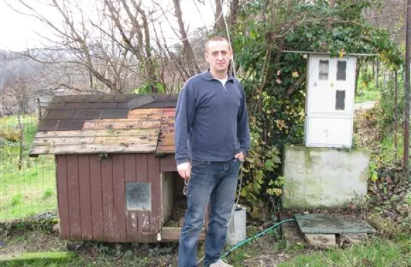 Dejan Koprivc pred (nenavadno nameščeno) električno omarico 