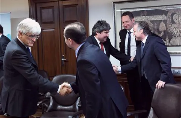 Prizor s podpisa pogodbe: v ospredju se okoljski minister Roko Žarnić (levo) rokuje s piranskim podžupanom  Gašparjem Gašparjem Mišičem,   koordinatorjem med  ministrstvom ter  župani,    v ozadju pa sežanski župan Davorin Terčon (levo)  z Zdravkom Hočevarjem, direktorjem Rižanskega vodovoda. Ob njijma je koprski župan Boris Popovič.     