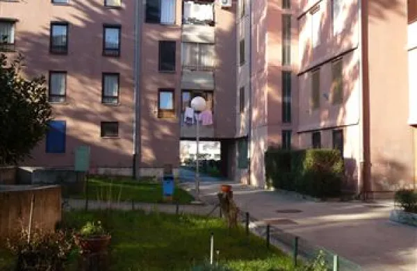Plinske naprave ima v svojih stanovanjih več kot  tisoč stanovalcev, tudi tisti v ulici Emilia Driolia (na posnetku), kjer je prišlo do zadnje zastrupitve z ogljikovim monoksidom.  