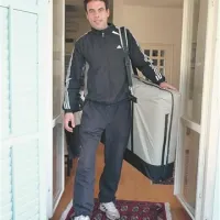 Andrej Kocjan opravlja Bownovo terapijo običajno na domu. Na rame si povezne zložljivo masažno mizo in vzame pot pod noge ...