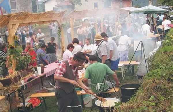 Mala južna, na kateri sodeluje več društev iz bistriške občine, vedno pritegne množico ljudi
