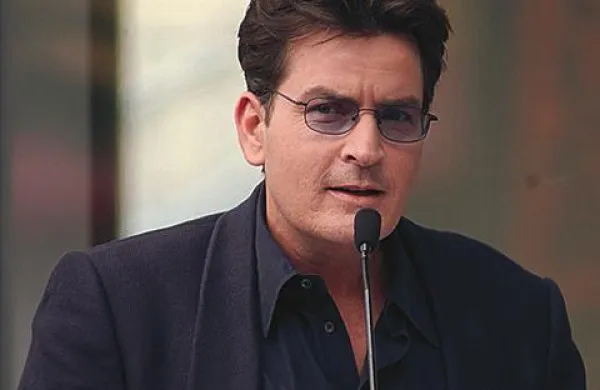 Ameriški igralec Charlie Sheen ne namerava spremeniti svojega življenjskega sloga, ki vključuje alkohol in droge, saj to ne bi bil več on, je dejal. 