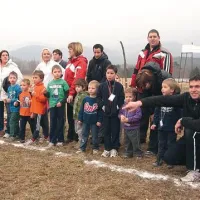 Najmlajši tekači se pripravljajo na start, v vlogi trenerjev so tudi starši