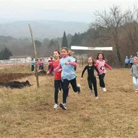 Vodeča Nika Tominc in leto mlajša Gaja Ahtik (v črnem) bosta v Lipici odločili, katera bo skupna zmagovalka primorskih zimskih krosov
