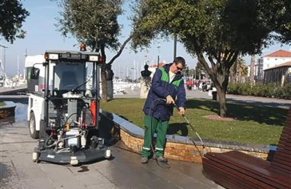 Tako dvakrat dnevno delavci Komunale Koper čistijo golobje iztrebke v parku Hlavaty.