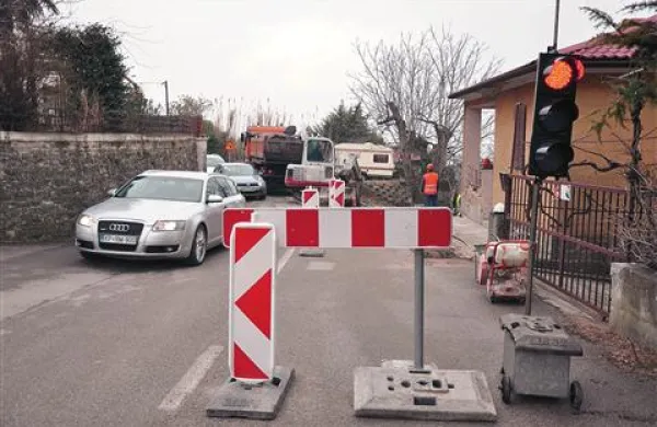 V času obnove bodo promet urejali semaforji.