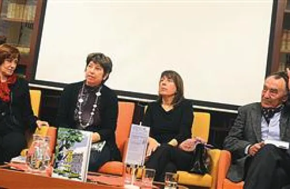  Gianfranco Abrami (z leve), Jasna Čebron, Patrizia Vascotto, Stella Rasman, Milan Rakovac in Oskar Volpi na koprski predstavitvi dokumentarnih filmov in knjižnega itinerarija Tomizzove poti po Trstu 