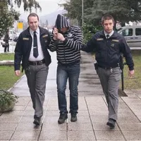 Ob prihodu na sodišče so si obtoženi zakrivali obraze