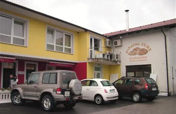 Eno izmed hišnih preiskav so kriminalisti opravili tudi na sedežu postojnskega Vopexa