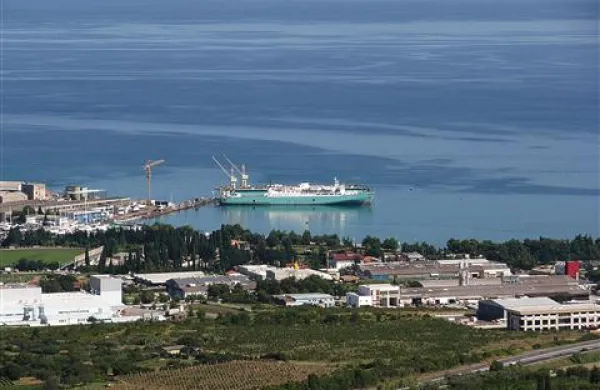 Pri prodaji občinskega premoženja občina stavi predvsem na zemljišča za  Drogo (gledano z industrijske cone)  