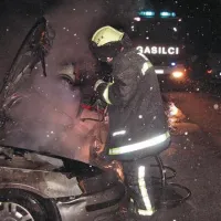 Ob blokih v Postojni so ponoči gasili goreči fiat stilo