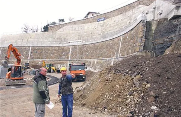 Delavci CPK bodo do poletja podaljšali podporni zid in končali navezavo Krožne ceste na obalno cesto med Koprom in Izolo