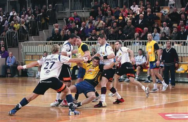 V lanski sezoni so Koprčani (na fotografiji Bojan Skoko, Rok Praznik in v ozadju Uroš Elezović) evropske nastope končali v osmini finala pokala EHF, ko jih je izločil španski Granollers