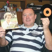  Nace Junkar je še vedno zelo ponosen na svojo prvo malo vinilno ploščo Ti si moja melodija, ki je izšla leta 1983. Skladbo je napisal Oto Pestner, Junkar pa je zanjo dobil nagrado za najboljšo izvedbo na prvi Pop delavnici leta 1983. “Takrat je bil v modi t. i. afro look,” smeje pojasni Junkar. 