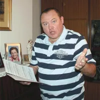 Nace Junkar:  “Še vedno enkrat mesečno obiskujem psihoterapevta. Ko prideš iz najhujšega, je pogovor zelo pomemben. Tudi zdravila še vedno jemljem ... Občasno še prihaja do kriz; zlasti, če se ti nabere preveč stvari naenkrat ... Zato pa je treba vsake toliko pobegniti na lepše - k morju.”